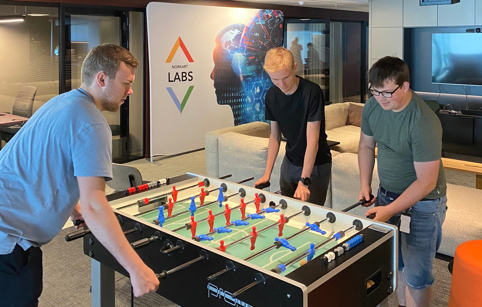 Jens, Erling og Sebastian tar en runde foosball etter lunsj