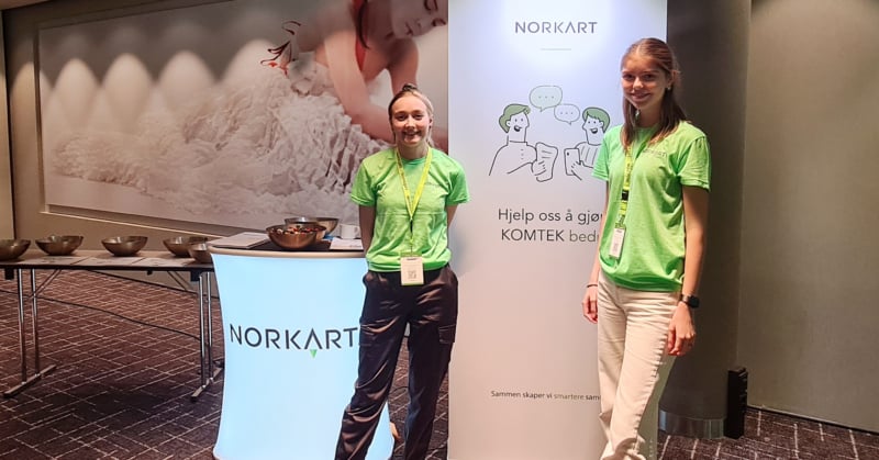 Interaksjonsdesign-studentene Maren Javenes og Toril Hokseggen på stand på KOMTEK-dagene 2022